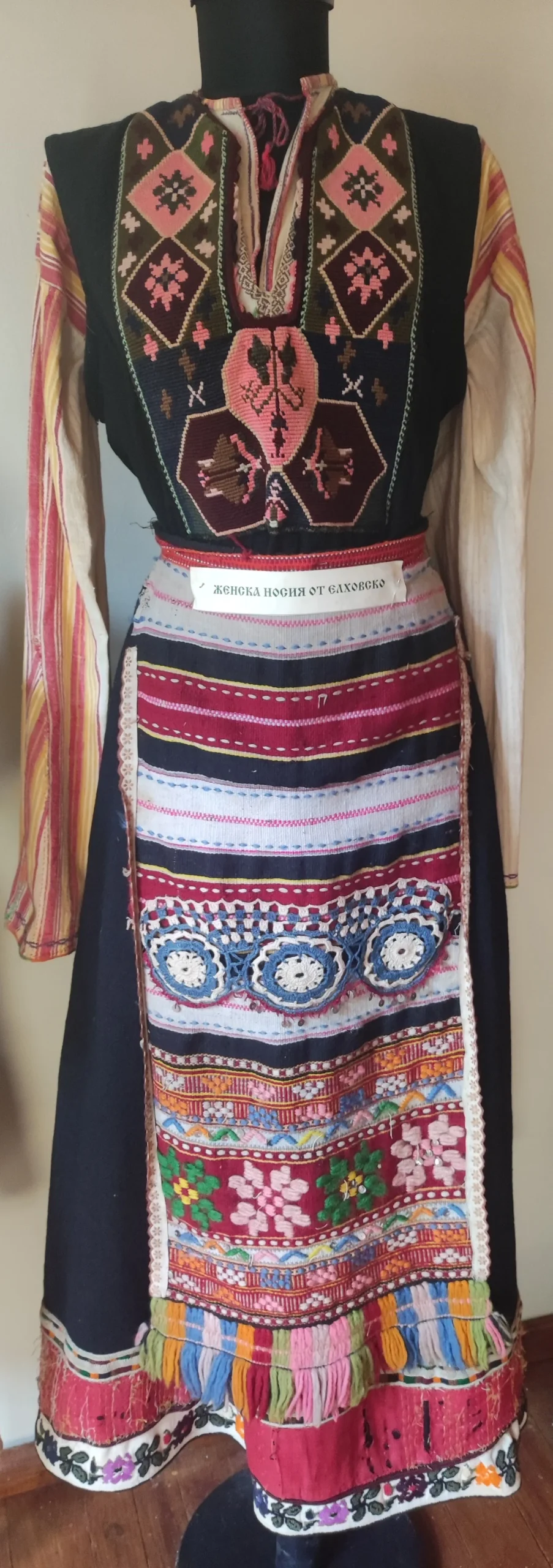 женска, празнична носия от Елховско