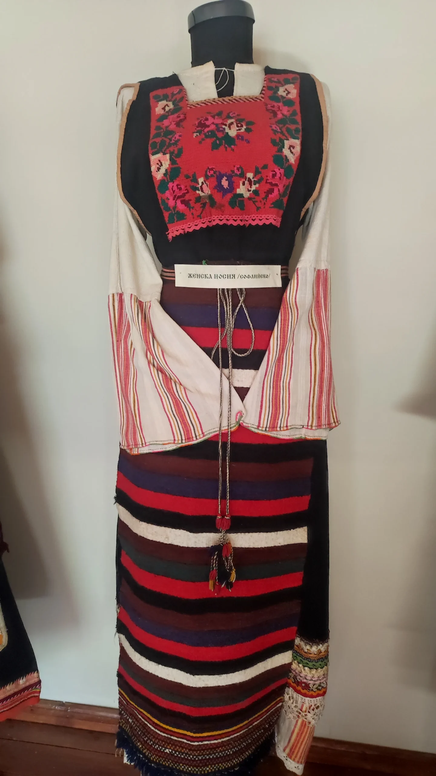 женска, празнична носия от Софлийско