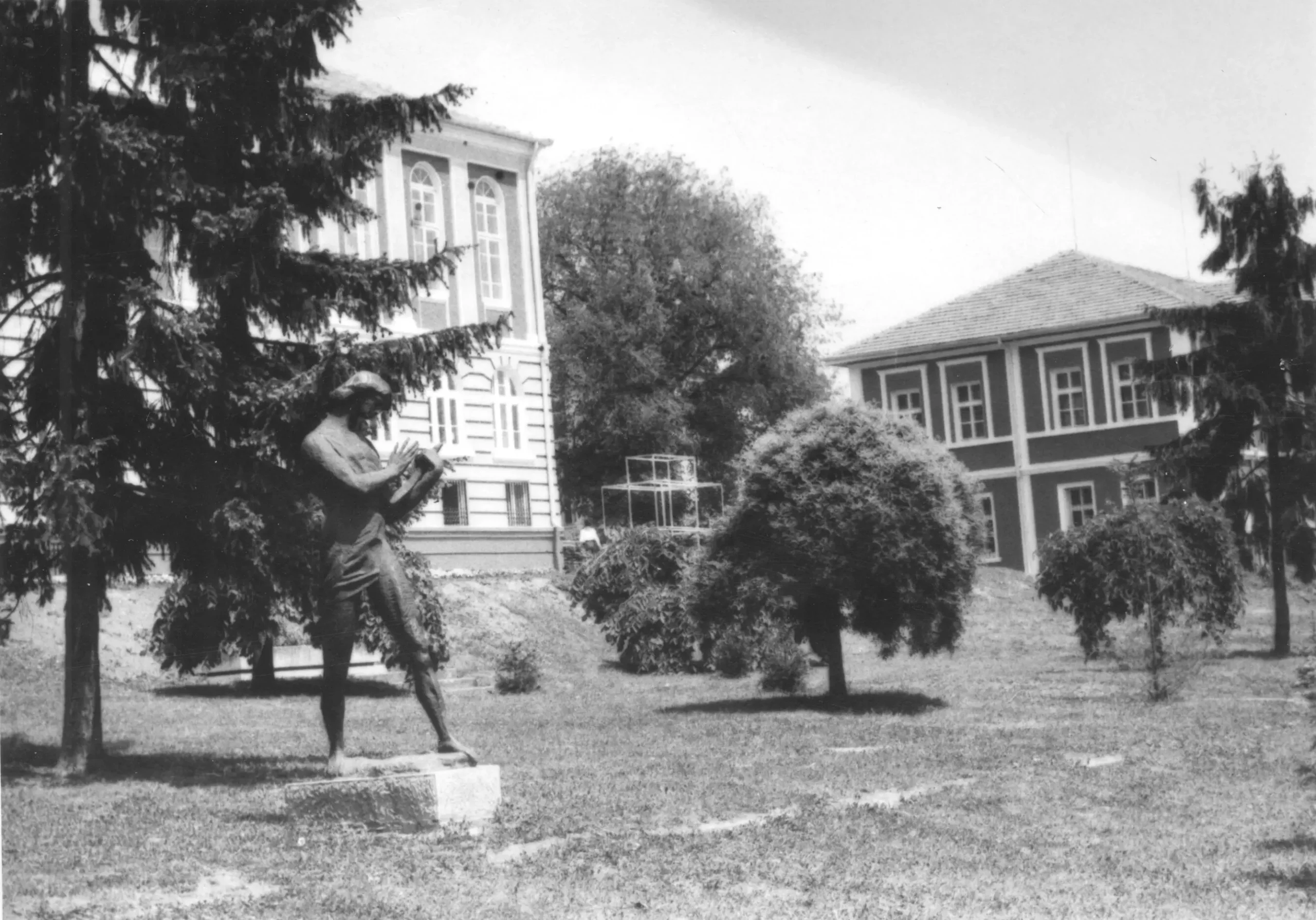 Градинката под читалището и музея